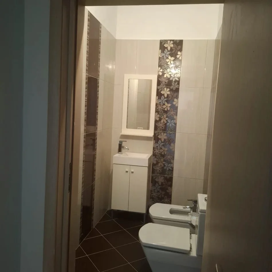 Tirane, jepet me qera apartament 2+1 Kati 3, 127 m² 450 € (Pranë Market Spar 2, Rruga Thesarit, Fresk, Tiranë)