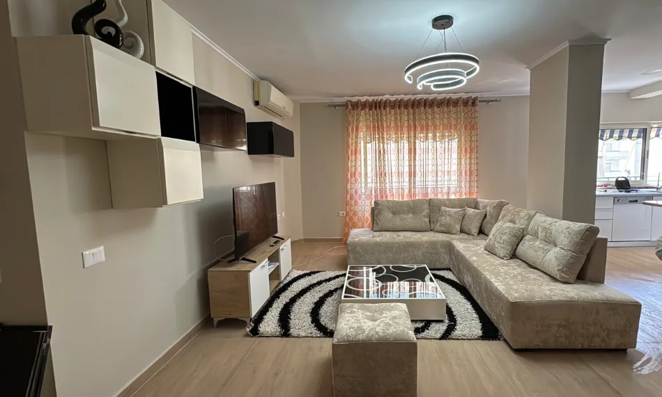Tirane, jepet me qera apartament 2+1+Ballkon Kati 4, 110 m² 800 €
