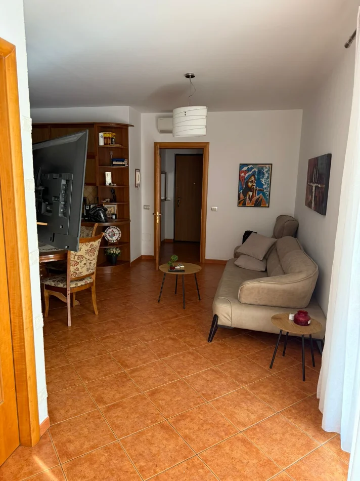 Shqiperi, jepet me qera apartament 2+1+Ballkon Kati 6, 80 m² 600 € (Zogu i Zi)