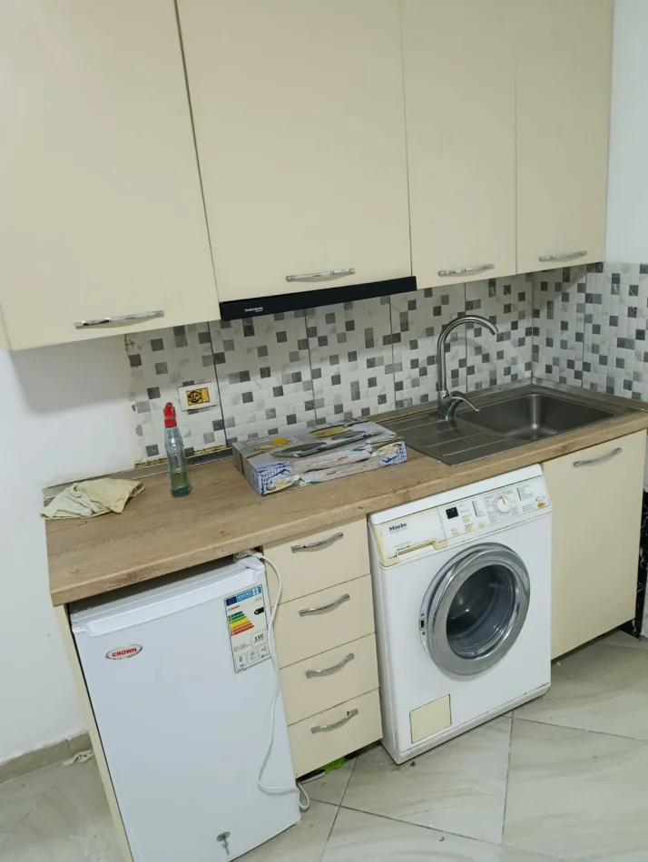 Tirane, jepet me qera garsonier 1+1 Kati 2, 30 m² 300 € (Rruga Pjeter Budi)