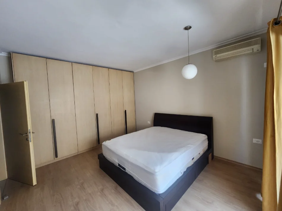 Tirane, jepet me qera Apartament 2+1+Ballkon Kati 4, 90 m²,Mobiluar,Çmimi 80.000 Lekë të Reja, tek Komuna Parisit, Tiranë.