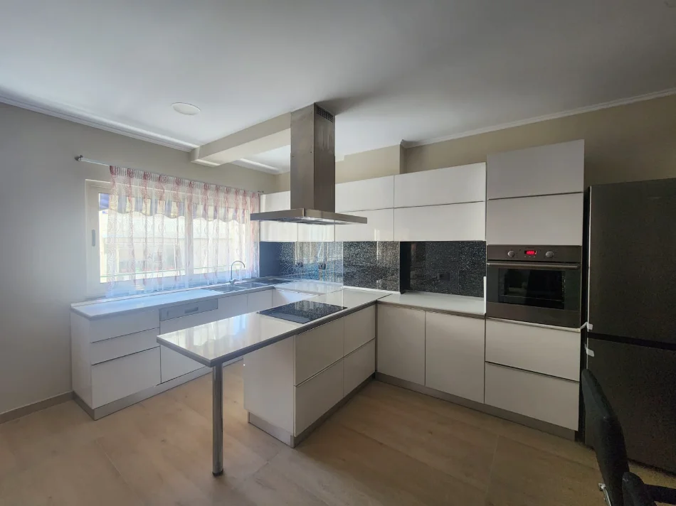 Tirane, jepet me qera Apartament 2+1+Ballkon Kati 4, 90 m²,Mobiluar,Çmimi 80.000 Lekë të Reja, tek Komuna Parisit, Tiranë.