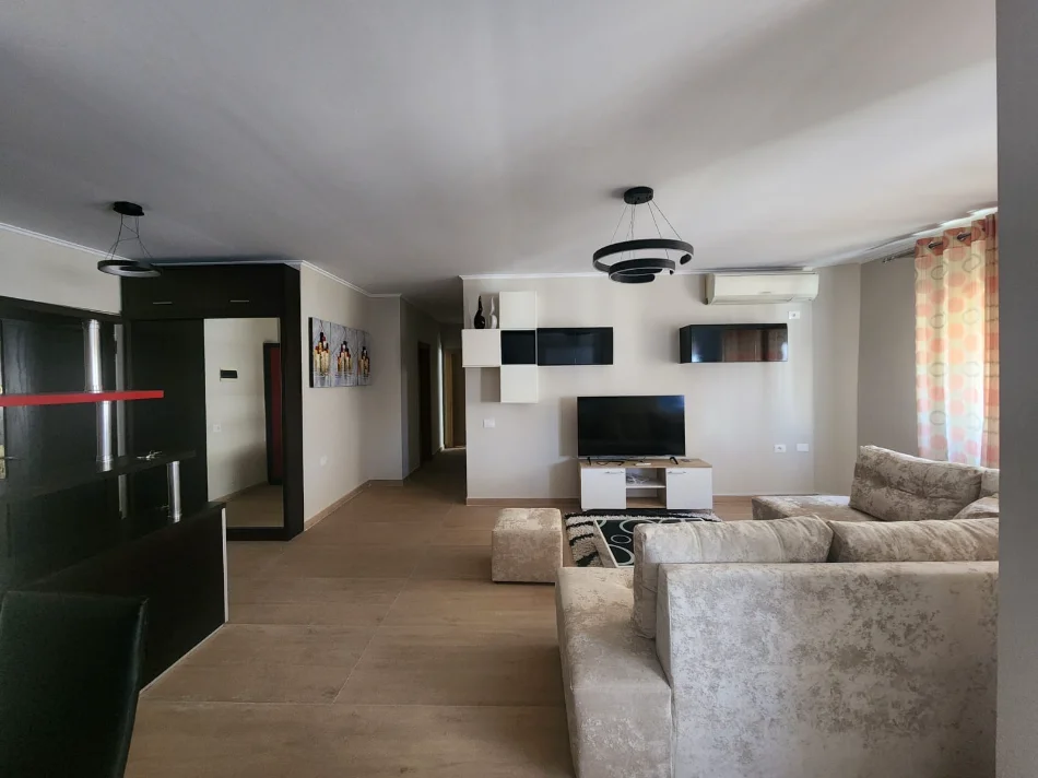 Tirane, jepet me qera Apartament 2+1+Ballkon Kati 4, 90 m²,Mobiluar,Çmimi 80.000 Lekë të Reja, tek Komuna Parisit, Tiranë.