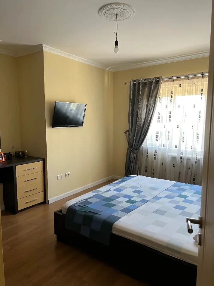 Tirane, jepet me qera Apartament 2+1, Kati 3, 115 m²,Mobiluar, Çmimi 50.000 Lekë të Reja, në Qendër Fresku ,Tiranë.