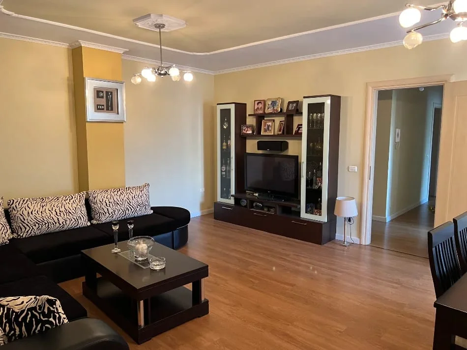 Tirane, jepet me qera Apartament 2+1, Kati 3, 115 m²,Mobiluar, Çmimi 50.000 Lekë të Reja, në Qendër Fresku ,Tiranë.