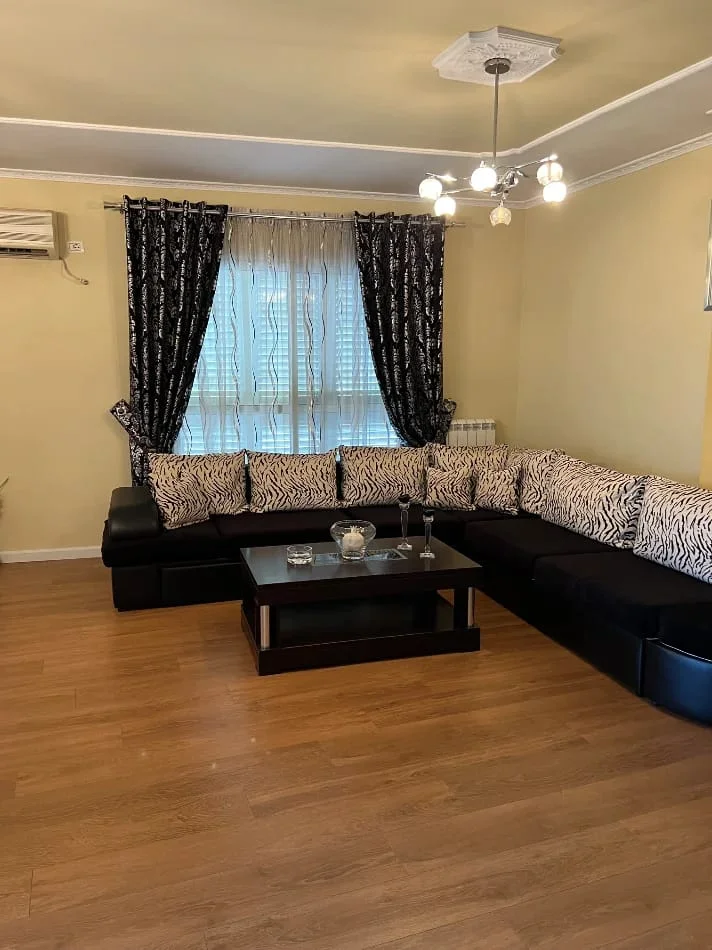 Tirane, jepet me qera Apartament 2+1, Kati 3, 115 m²,Mobiluar, Çmimi 50.000 Lekë të Reja, në Qendër Fresku ,Tiranë.