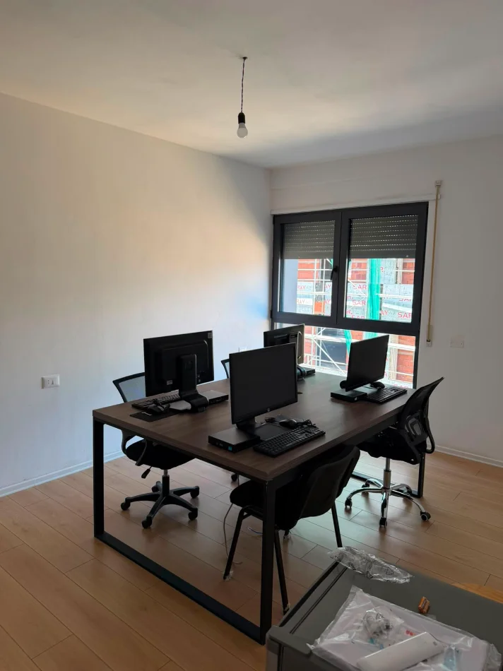 Tirane, jepet me qera zyre Kati 2, 122 m² 1.300 € (Bulevardi I ri)