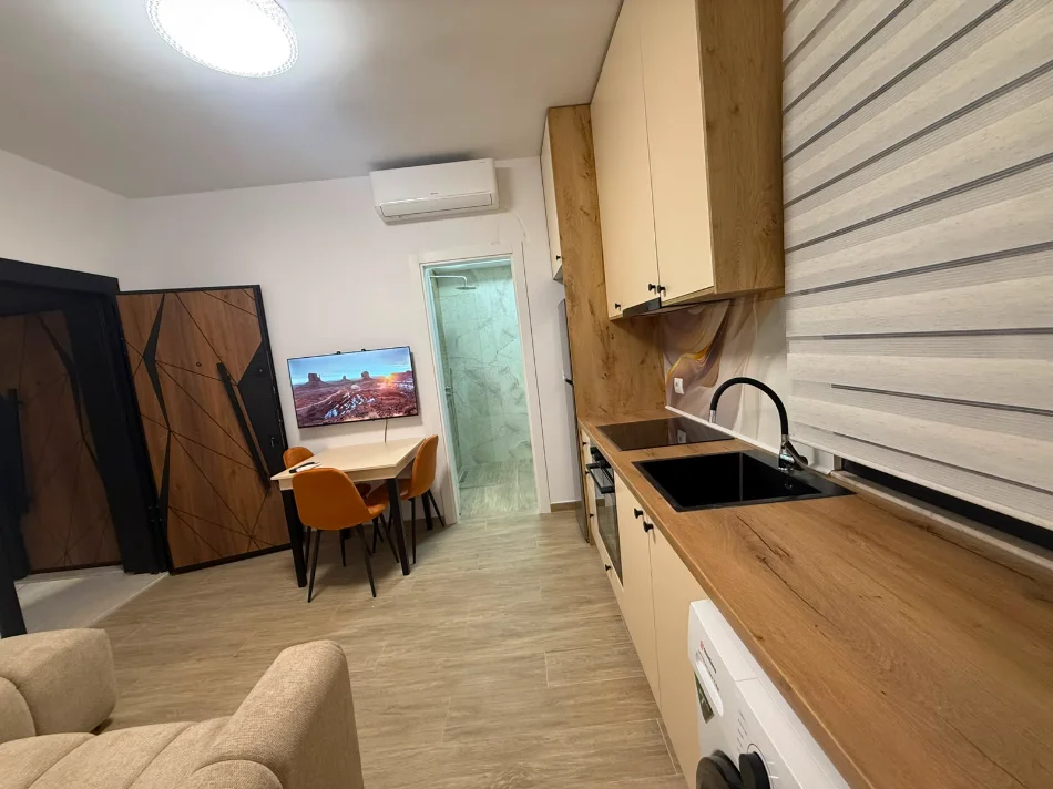 Tirane, jepet me qera Banesë 1+1, Kati 2,Mobilim i Ri, Me Parket, Çmimi 50.000 Lekë të Reja, tek 5 Maj, Tiranë.
