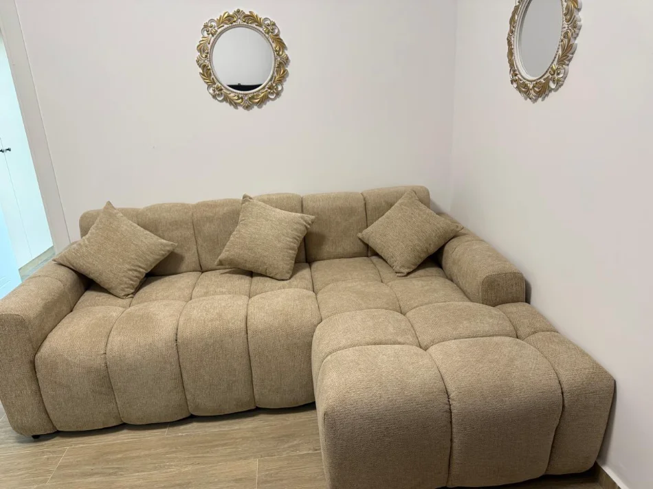 Tirane, Jepet me Qera Apartament 1+1,Mobilim i Ri, Çmimi 50.000 Lekë të Reja, tek 5 MAJ, Tiranë.