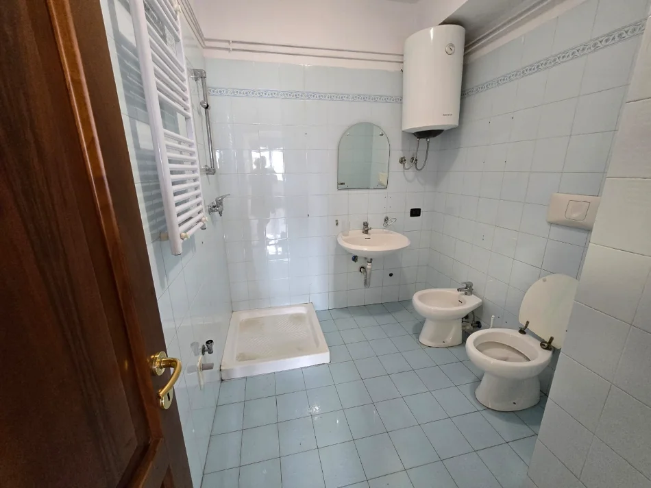 Tirane, jepet me qera apartament Kati 10, 96 m² (Toptani)