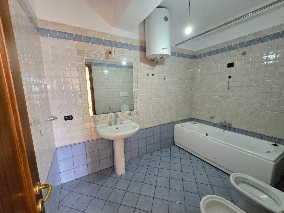 Tirane, jepet me qera apartament Kati 10, 96 m² (Toptani)