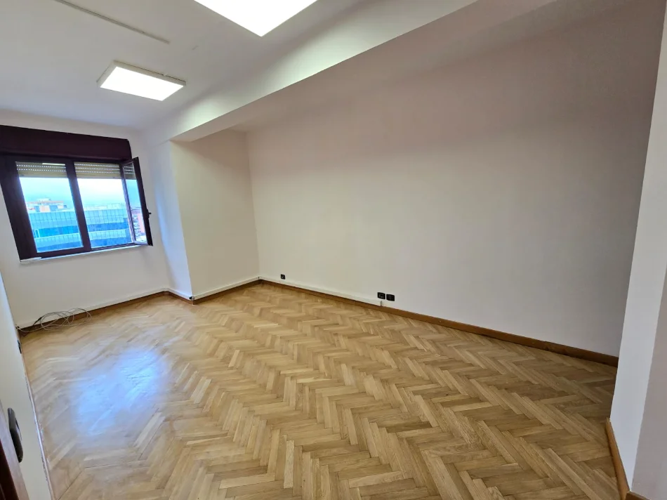 Tirane, jepet me qera apartament Kati 10, 96 m² (Toptani)