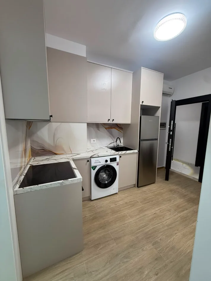 Tirane, jepet me qera Banesë 1+1 Kati 2, 65 m², Mobilim i Ri, Çmimi 50.000 Lekë të Reja, Tek 5 Maj, Tiranë.