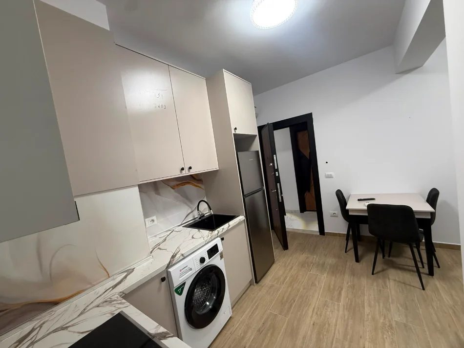 Tirane, jepet me qera Banesë 1+1 Kati 2, 65 m², Mobilim i Ri, Çmimi 50.000 Lekë të Reja, Tek 5 Maj, Tiranë.