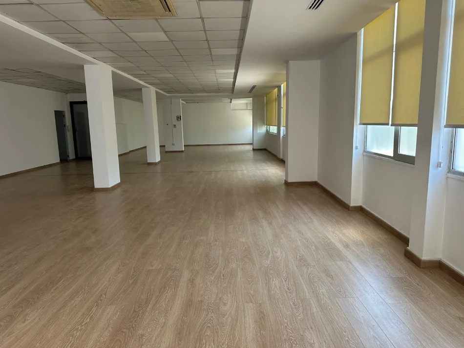 Tirane, jepet me qera ambjent biznesi Kati 2, 317 m² 4.500 € (Bllok)