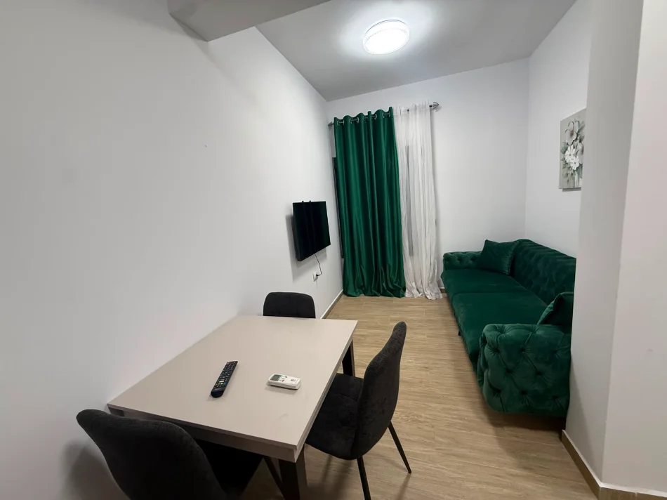 Tirane, jepet me qera Banesë 1+1 Kati 2, 65 m², Mobilim i Ri, Çmimi 50.000 Lekë të Reja, Tek 5 Maj, Tiranë.