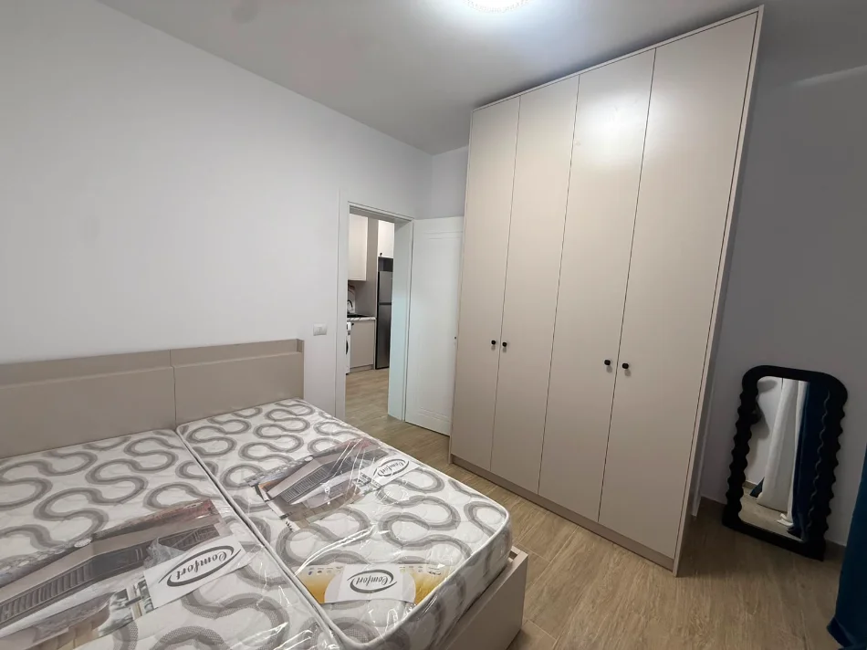 Tirane, jepet me qera Banesë 1+1 Kati 2, 65 m², Mobilim i Ri, Çmimi 50.000 Lekë të Reja, Tek 5 Maj, Tiranë.