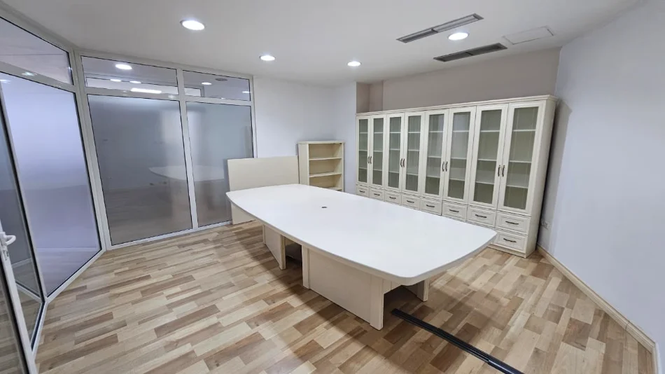 Tirane, jepet me qera dyqan Kati 2, 260 m² 3.220 € (Rruga Hiqmet Buzi)