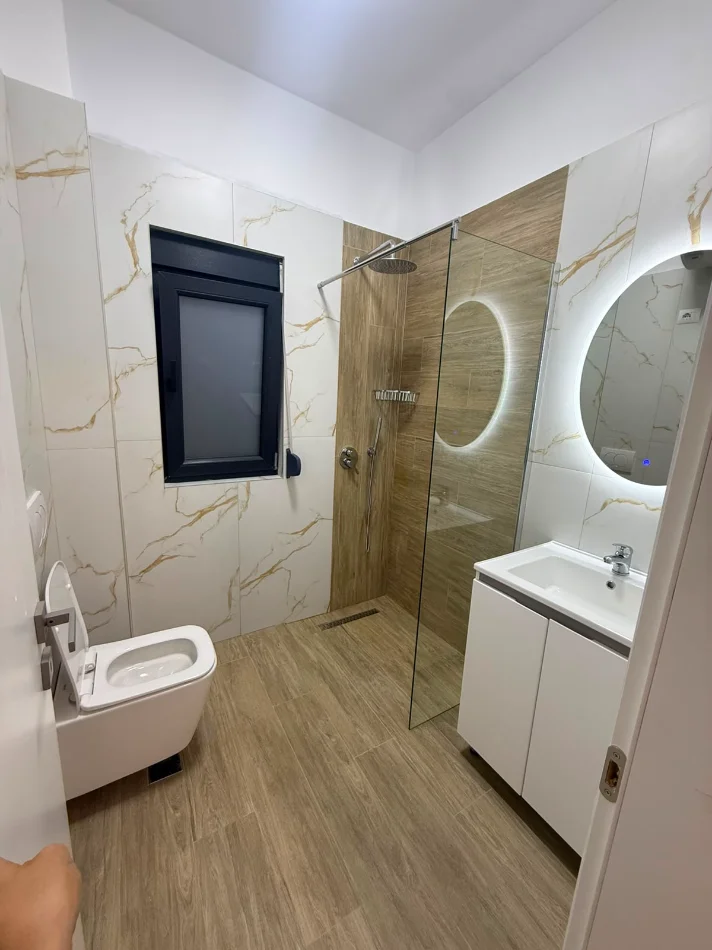 Tirane, jepet me qera Banesë 1+1 Kati 2, 65 m², Mobilim i Ri, Çmimi 50.000 Lekë të Reja, Tek 5 Maj, Tiranë.