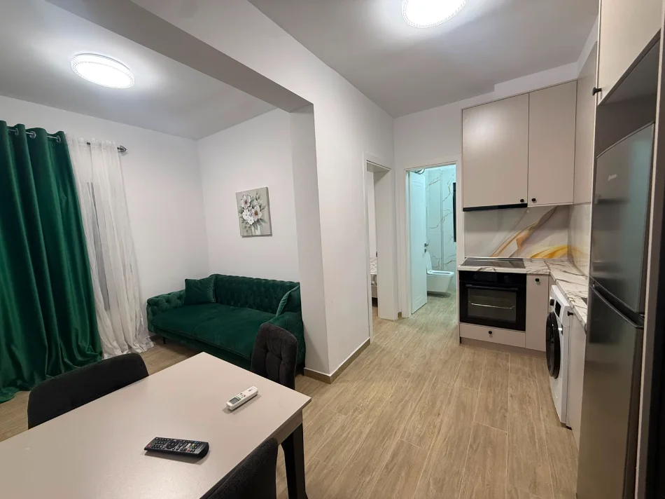 Tirane, jepet me qera Banesë 1+1 Kati 2, 65 m², Mobilim i Ri, Çmimi 50.000 Lekë të Reja, Tek 5 Maj, Tiranë.