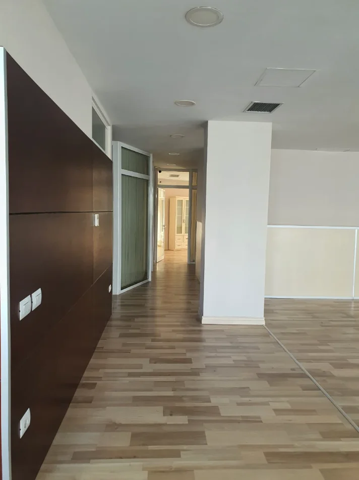 Tirane, jepet me qera dyqan Kati 2, 260 m² 3.220 € (Rruga Hiqmet Buzi)