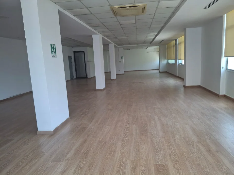 Tirane, jepet me qera ambjent biznesi Kati 2, 317 m² 4.500 € (Bllok)