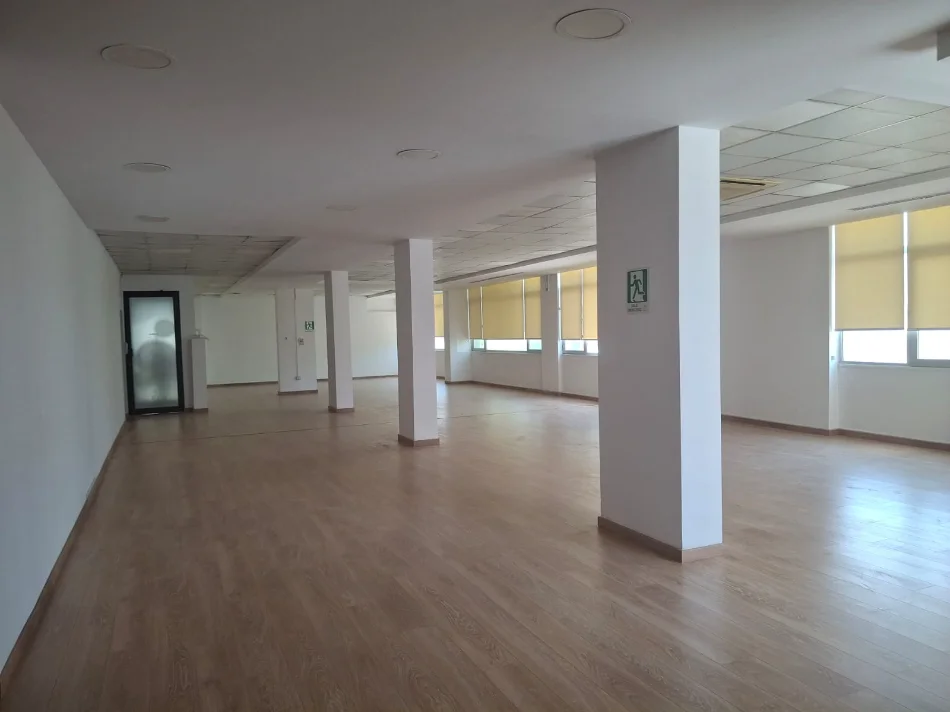 Tirane, jepet me qera ambjent biznesi Kati 2, 317 m² 4.500 € (Bllok)