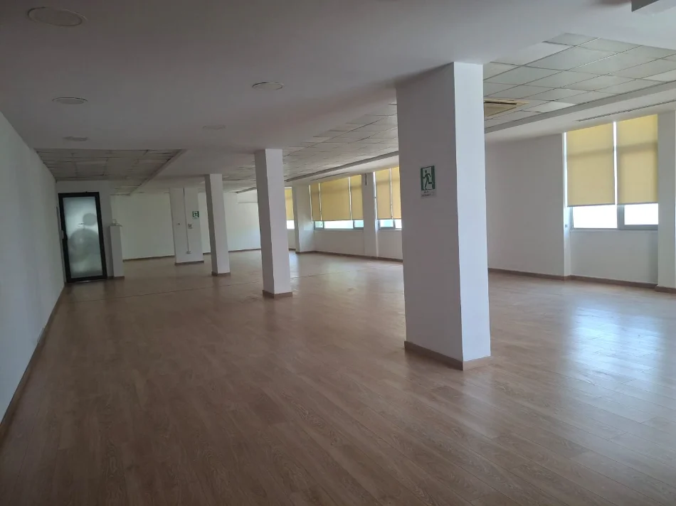 Tirane, jepet me qera ambjent biznesi Kati 2, 317 m² 4.500 € (Bllok)