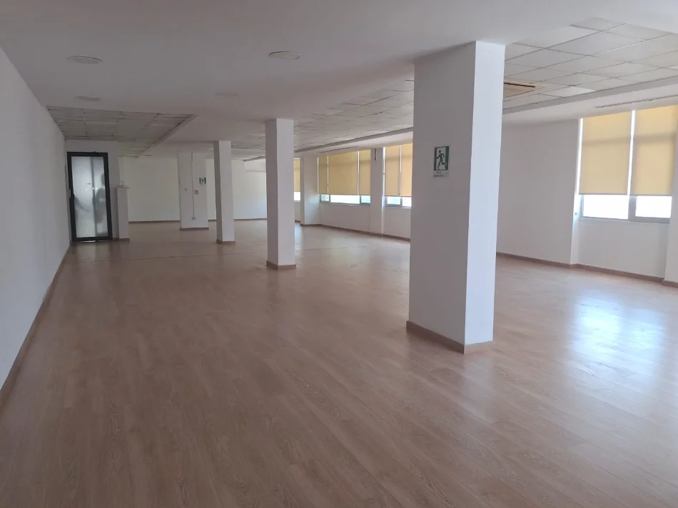 Tirane, jepet me qera ambjent biznesi Kati 2, 317 m² 4.500 € (Bllok)
