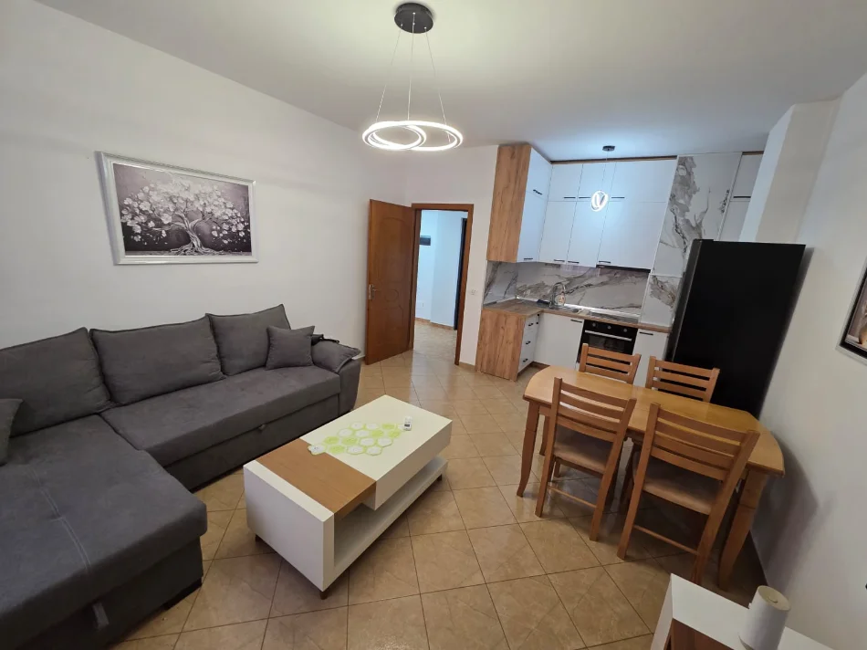 Tirane, jepet me qera Apartament 1+1 Kati 4, 66 m², Çmimi 50.000 Lekë të Reja, tek 5 Maj, Tiranë.