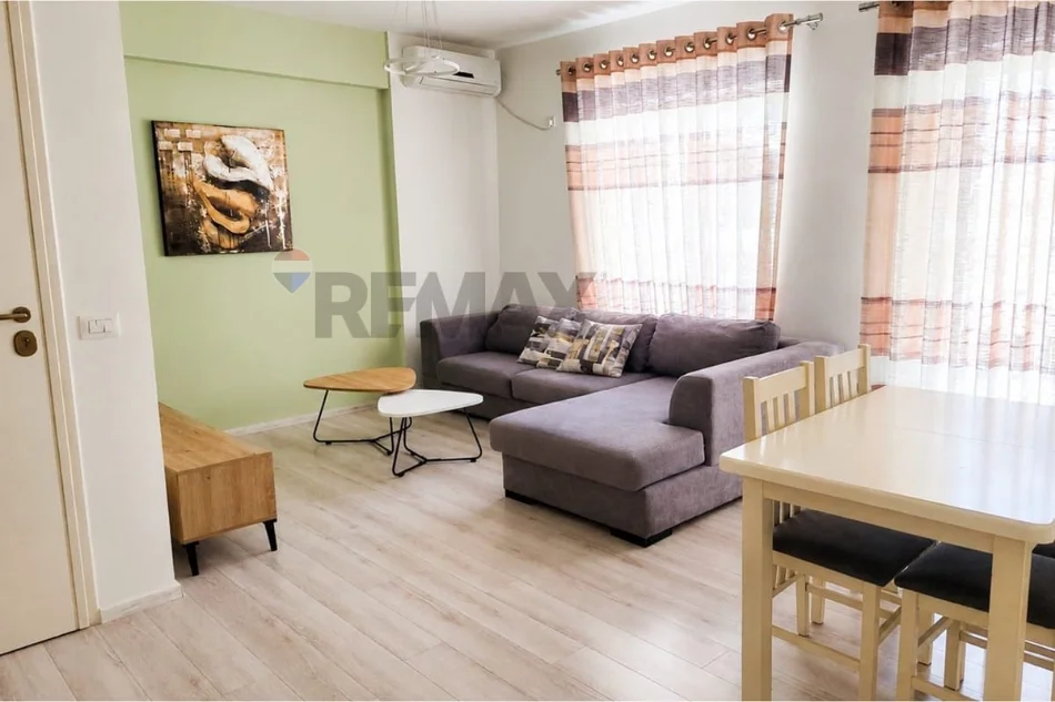 Tirane, jepet me qera apartament 2+1+Ballkon , 1 m² 700 € (Kopshi Zologjik)