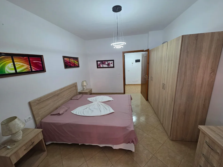 Tirane, jepet me qera Apartament 1+1 Kati 4, 66 m², Çmimi 50.000 Lekë të Reja, tek 5 Maj, Tiranë.