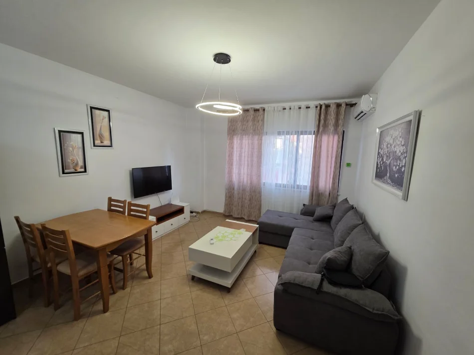 Tirane, jepet me qera Apartament 1+1 Kati 4, 66 m², Çmimi 50.000 Lekë të Reja, tek 5 Maj, Tiranë.