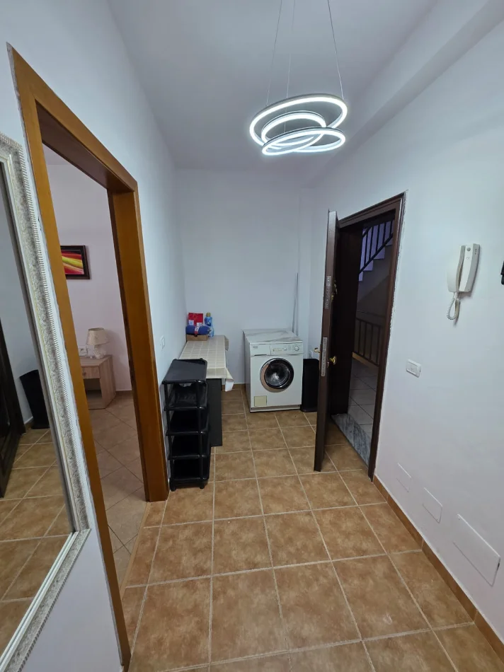 Tirane, jepet me qera Apartament 1+1 Kati 4, 66 m², Çmimi 50.000 Lekë të Reja, tek 5 Maj, Tiranë.