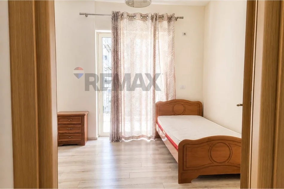 Tirane, jepet me qera apartament 2+1+Ballkon , 1 m² 700 € (Kopshi Zologjik)