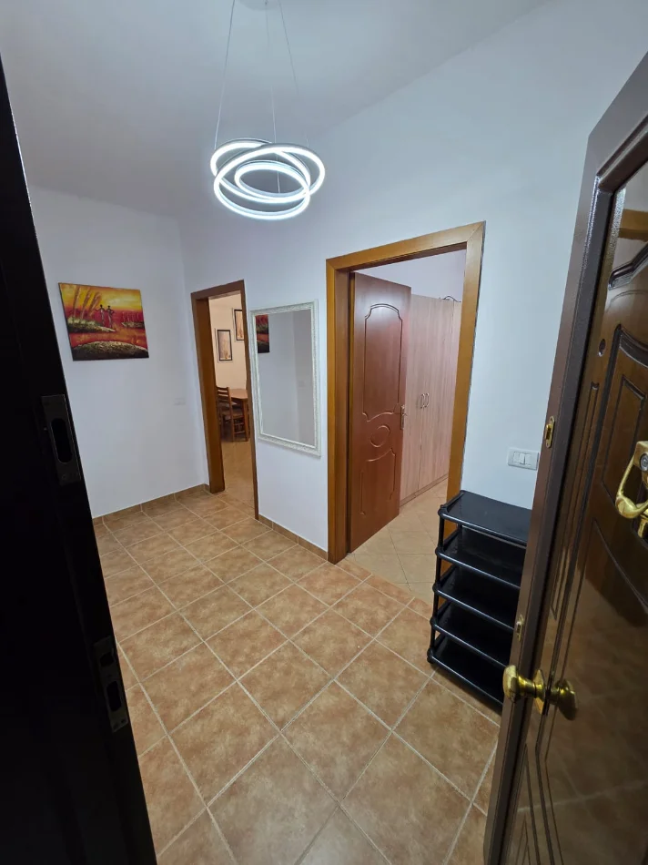 Tirane, jepet me qera Apartament 1+1 Kati 4, 66 m², Çmimi 50.000 Lekë të Reja, tek 5 Maj, Tiranë.