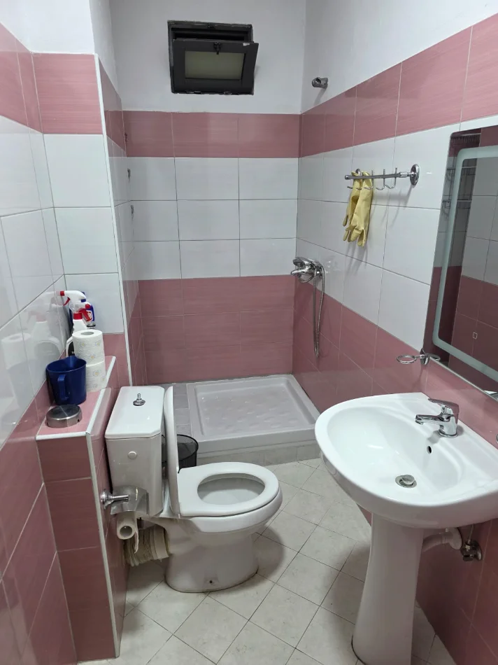Tirane, jepet me qera Apartament 1+1 Kati 4, 66 m², Çmimi 50.000 Lekë të Reja, tek 5 Maj, Tiranë.
