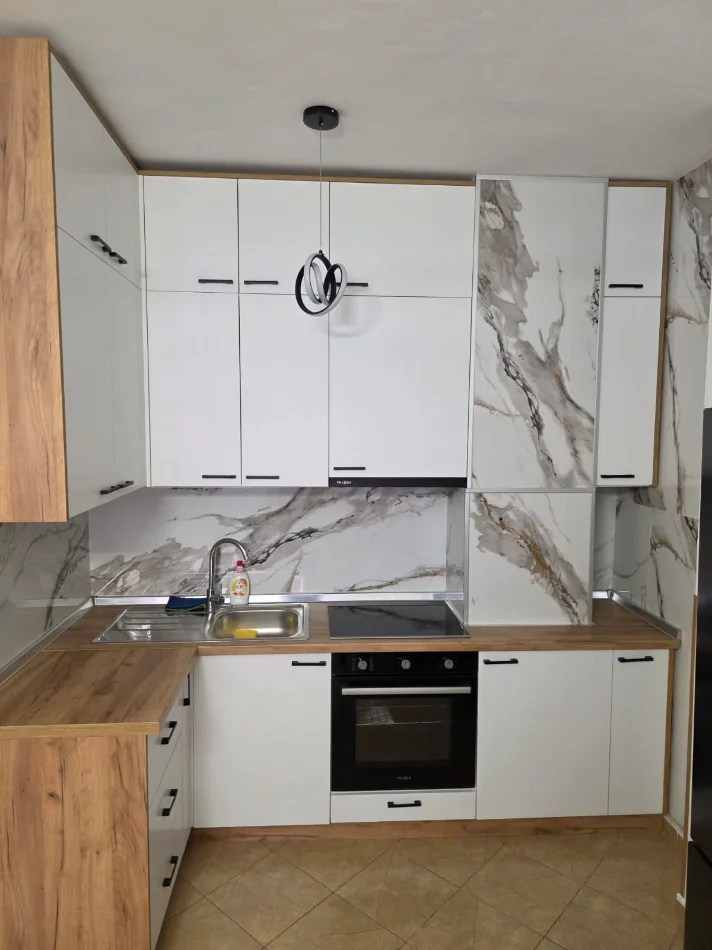 Tirane, jepet me qera Apartament 1+1 Kati 4, 66 m², Çmimi 50.000 Lekë të Reja, tek 5 Maj, Tiranë.