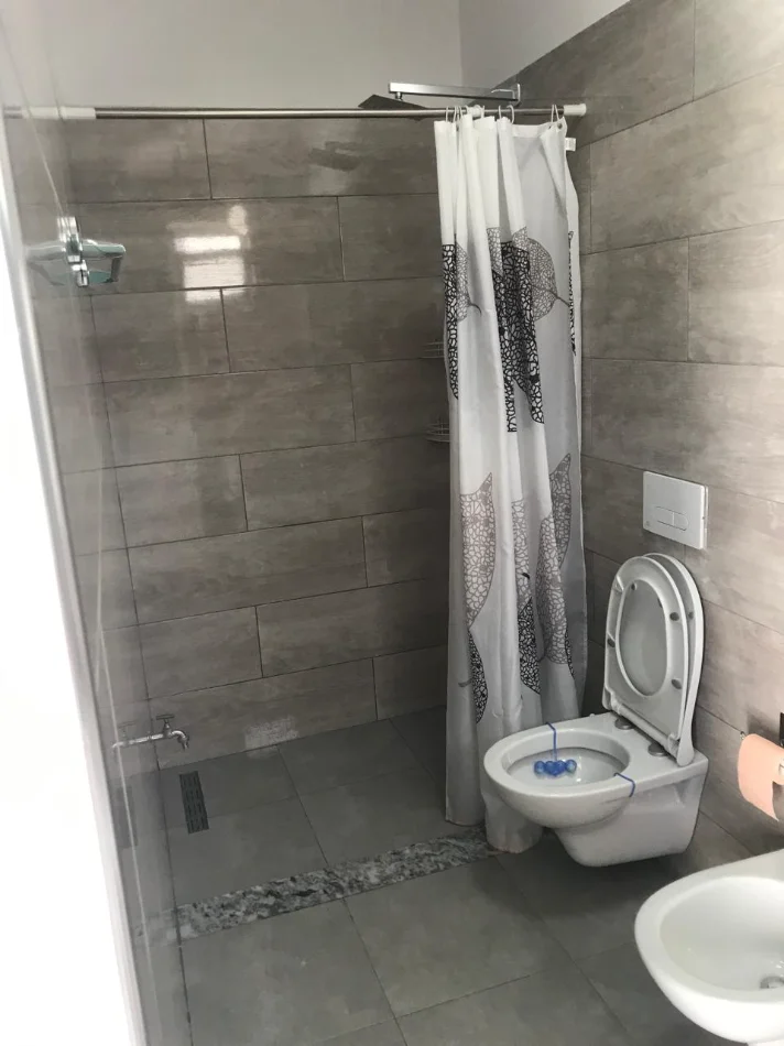 Tirane, jepet me qera Banesë 1+1 Kati 1, 70 m², Mobiluar, Çmimi 40.000 Lekë të Reja, tek Tregu Elektrik, Tiranë.