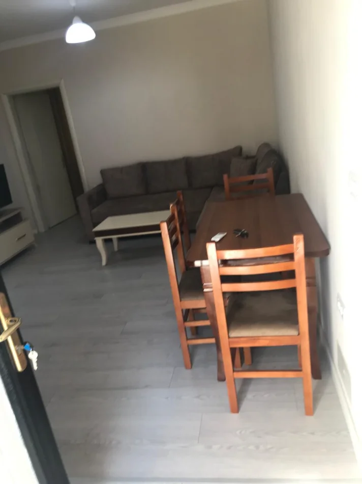Tirane, jepet me qera Banesë 1+1 Kati 1, 70 m², Mobiluar, Çmimi 40.000 Lekë të Reja, tek Tregu Elektrik, Tiranë.