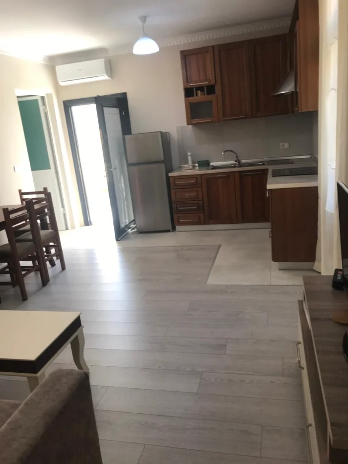 Tirane, jepet me qera Banesë 1+1 Kati 1, 70 m², Mobiluar, Çmimi 40.000 Lekë të Reja, tek Tregu Elektrik, Tiranë.
