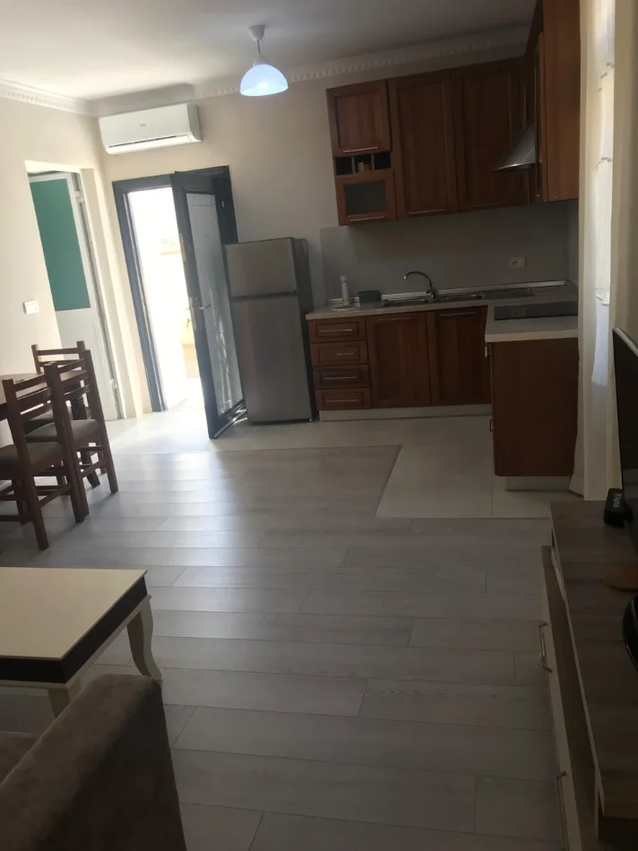 Tirane, jepet me qera Banesë 1+1 Kati 1, 70 m², Mobiluar, Çmimi 40.000 Lekë të Reja, tek Tregu Elektrik, Tiranë.