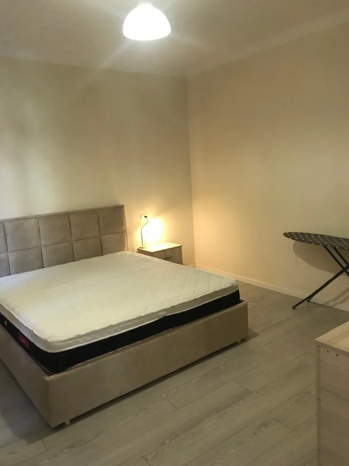 Tirane, jepet me qera Banesë 1+1 Kati 1, 70 m², Mobiluar, Çmimi 40.000 Lekë të Reja, tek Tregu Elektrik, Tiranë.