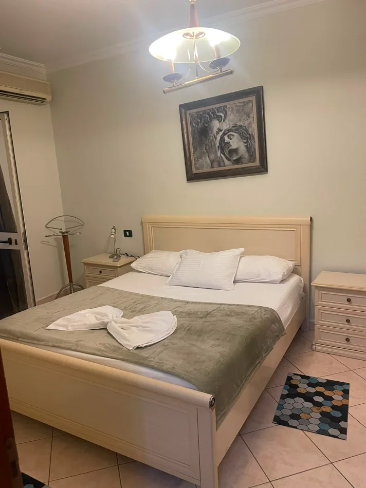 Tirane, jepet me qera Apartament 2+1+Ballkon Kati 7, 96 m²,Mobiluar, Çmimi 75.000 Lekë të Reja, tek Bulevardi Zogu Parë, Stacioni Trenit, Tiranë.