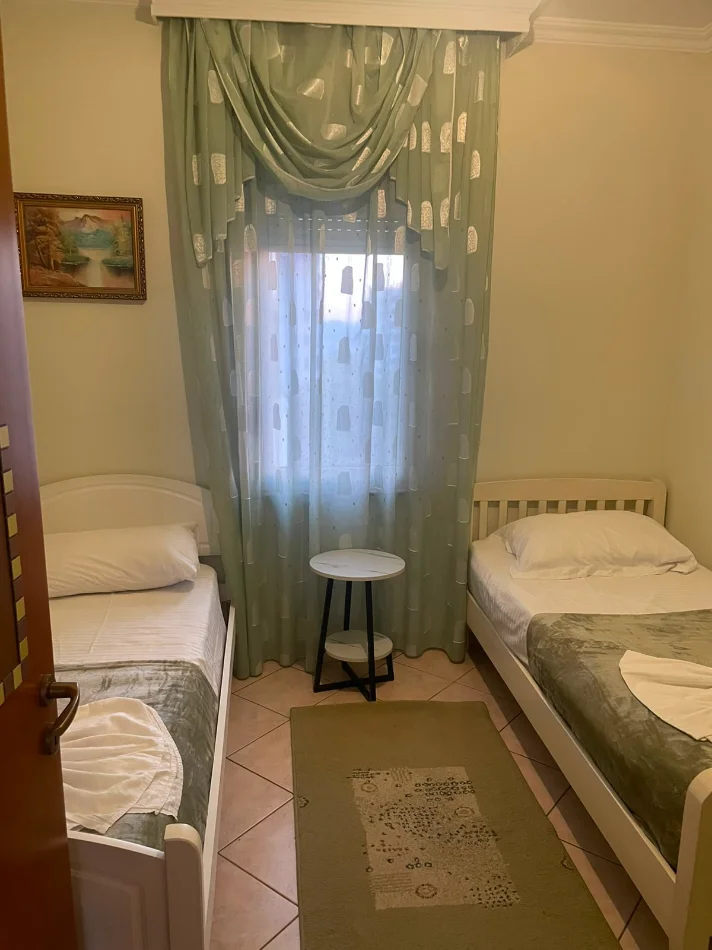 Tirane, jepet me qera Apartament 2+1+Ballkon Kati 7, 96 m²,Mobiluar, Çmimi 75.000 Lekë të Reja, tek Bulevardi Zogu Parë, Stacioni Trenit, Tiranë.