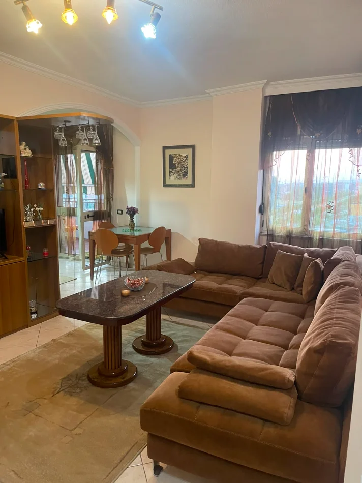 Tirane, jepet me qera Apartament 2+1+Ballkon Kati 7, 96 m²,Mobiluar, Çmimi 75.000 Lekë të Reja, tek Bulevardi Zogu Parë, Stacioni Trenit, Tiranë.
