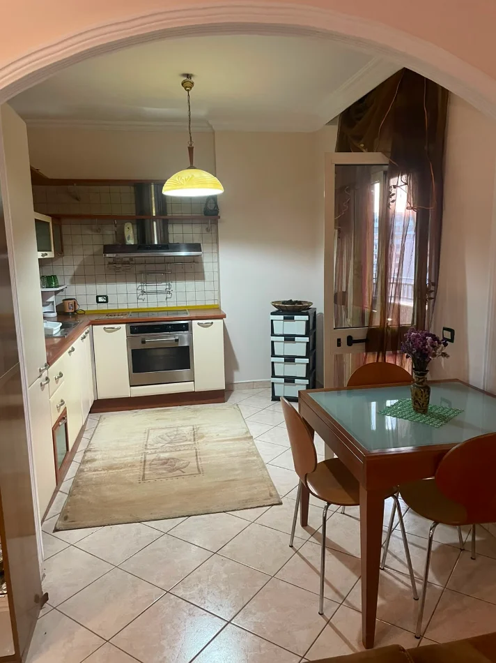 Tirane, jepet me qera Apartament 2+1+Ballkon Kati 7, 96 m²,Mobiluar, Çmimi 75.000 Lekë të Reja, tek Bulevardi Zogu Parë, Stacioni Trenit, Tiranë.