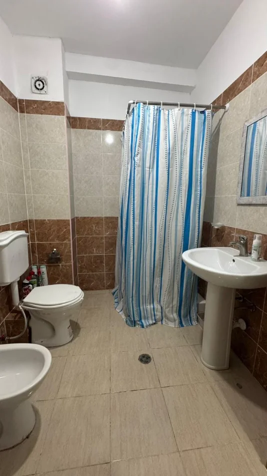 Tirane, jepet me qera apartament 1+1+Ballkon Kati 7, 65 m² 400 € (Kompleksi Fratari, Astir, Tiranë)
