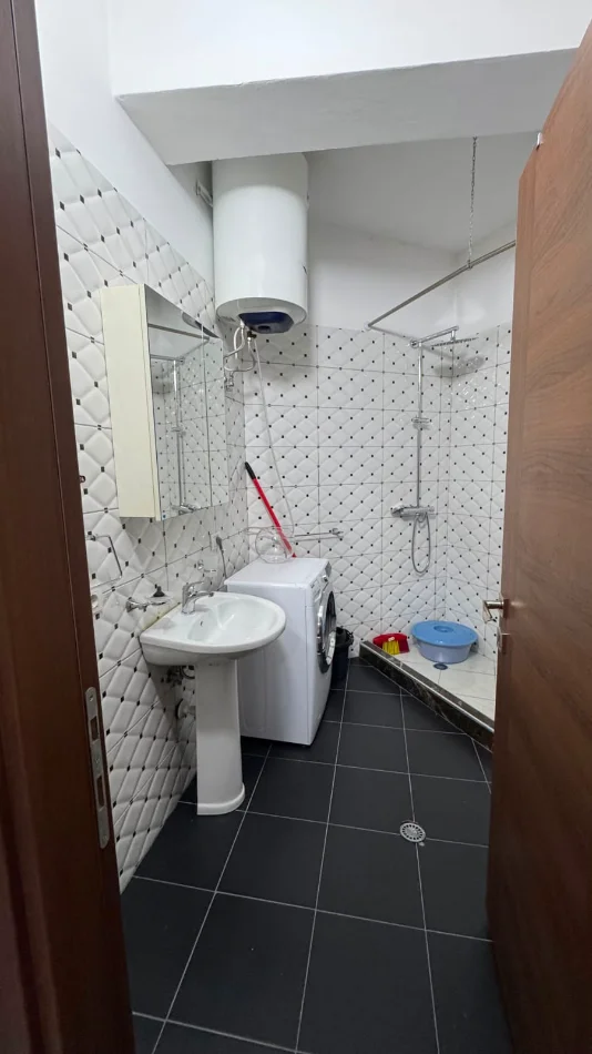 Tirane, jepet me qera apartament 2+1 Kati 6,Mobiluar, Ashensor, Çmimi 60.000 Lekë të Reja, (Brryl, Përball Maternitetit të Ri, Tiranë)