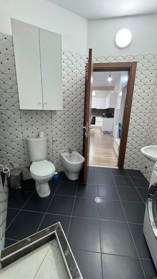 Tirane, jepet me qera apartament 2+1 Kati 6,Mobiluar, Ashensor, Çmimi 60.000 Lekë të Reja, (Brryl, Përball Maternitetit të Ri, Tiranë)